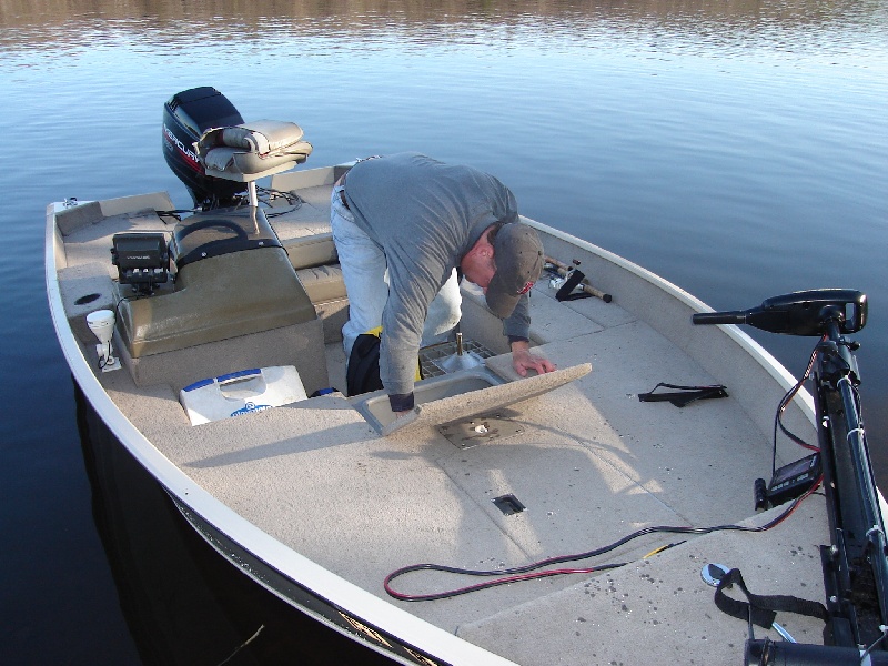 1999 Fisher Dominator 17 bass boat